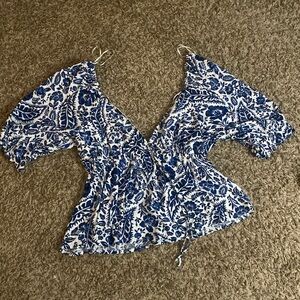 Mi ami francesca’s blouse white and blue floral tropical tie front and tie back